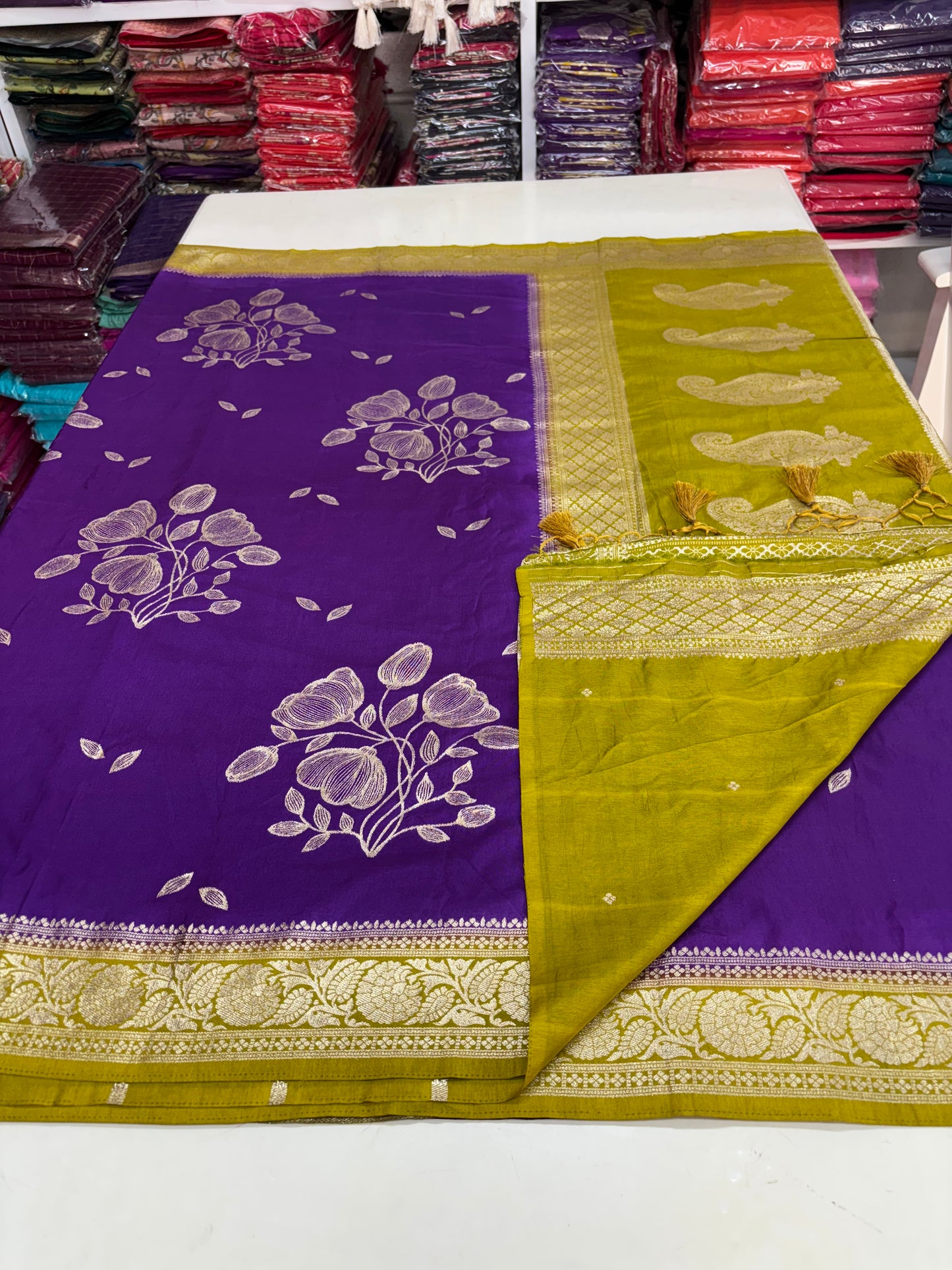 Dola Silk (Floral weaves and Mango Design Pallu)