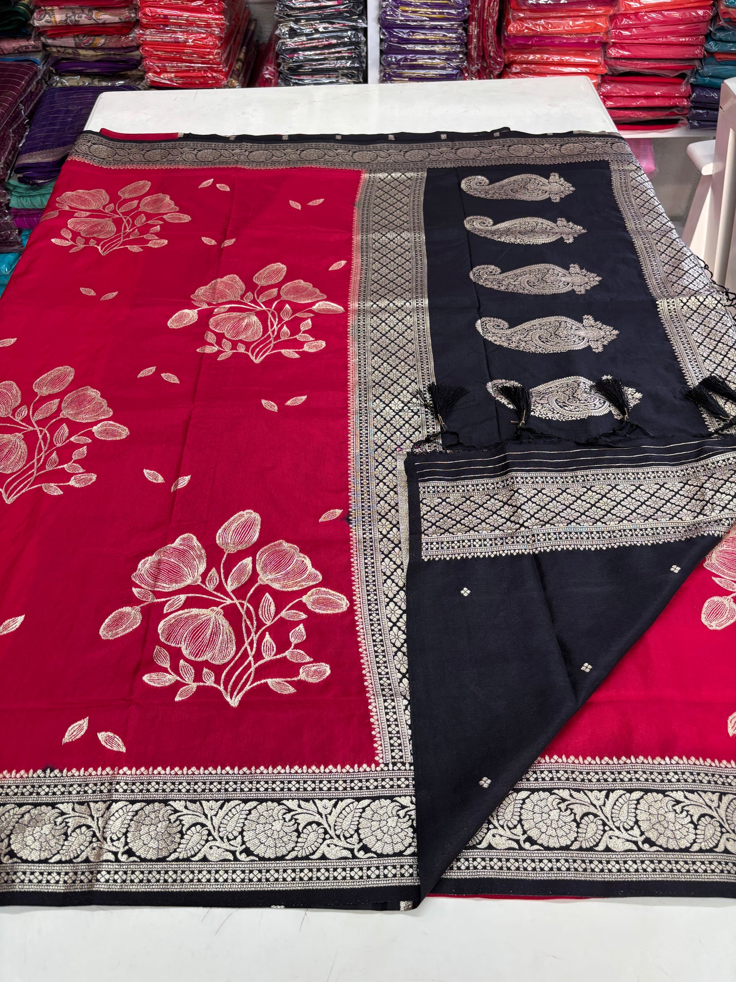 Dola Silk (Floral weaves and Mango Design Pallu)