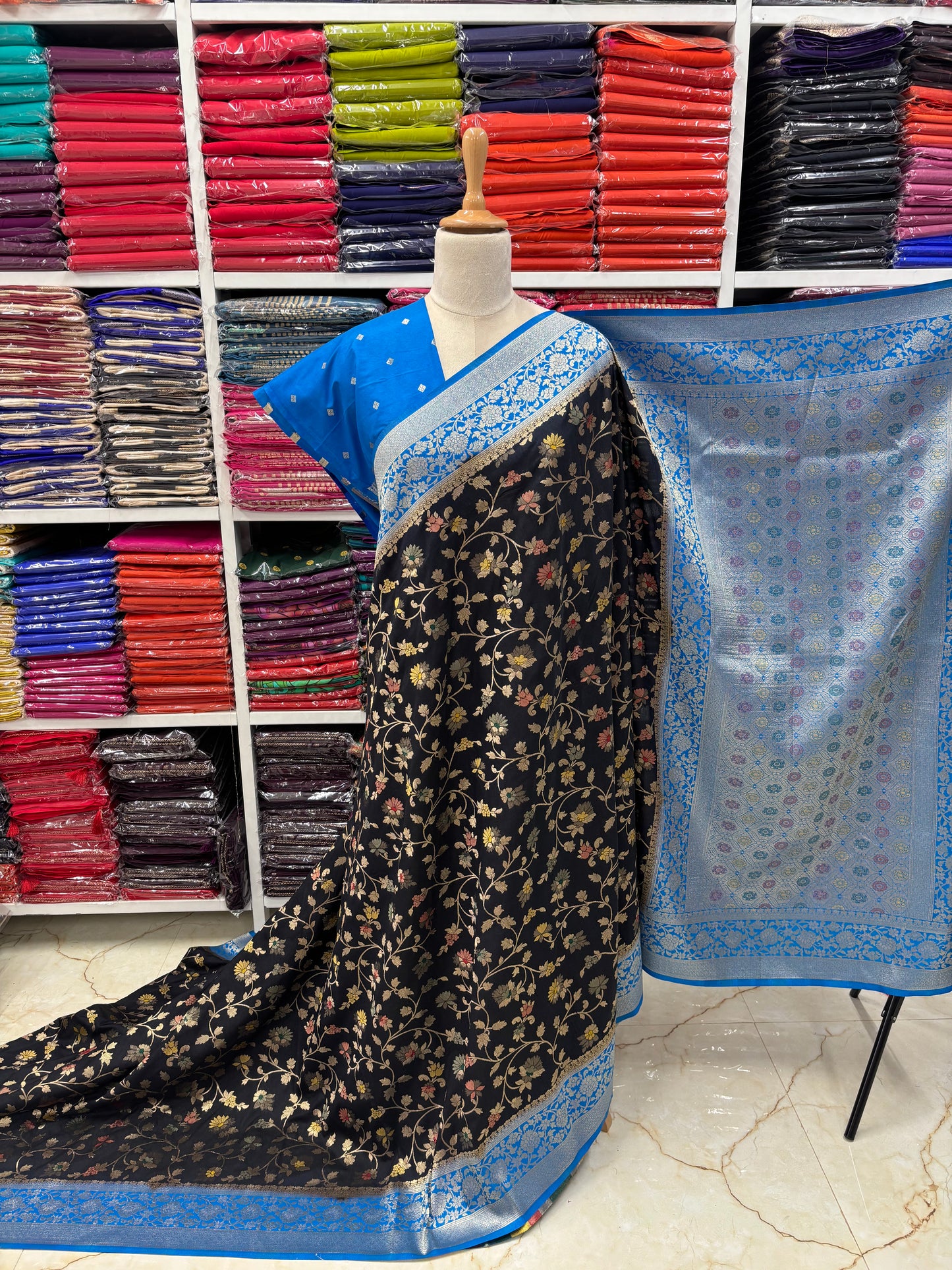 Banarasi Dola (Jal Pattern and Floral Border)