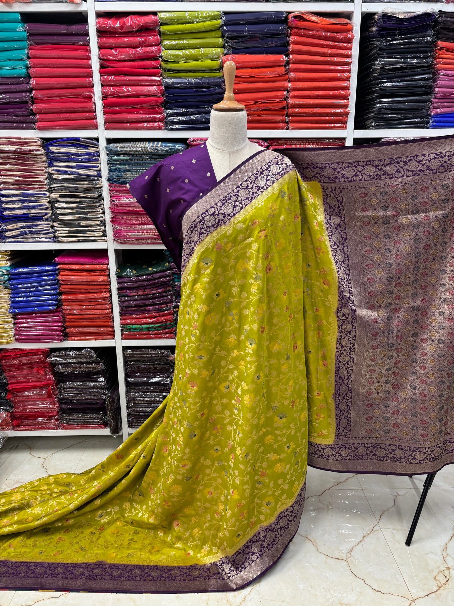 Banarasi Dola (Jal Pattern and Floral Border)