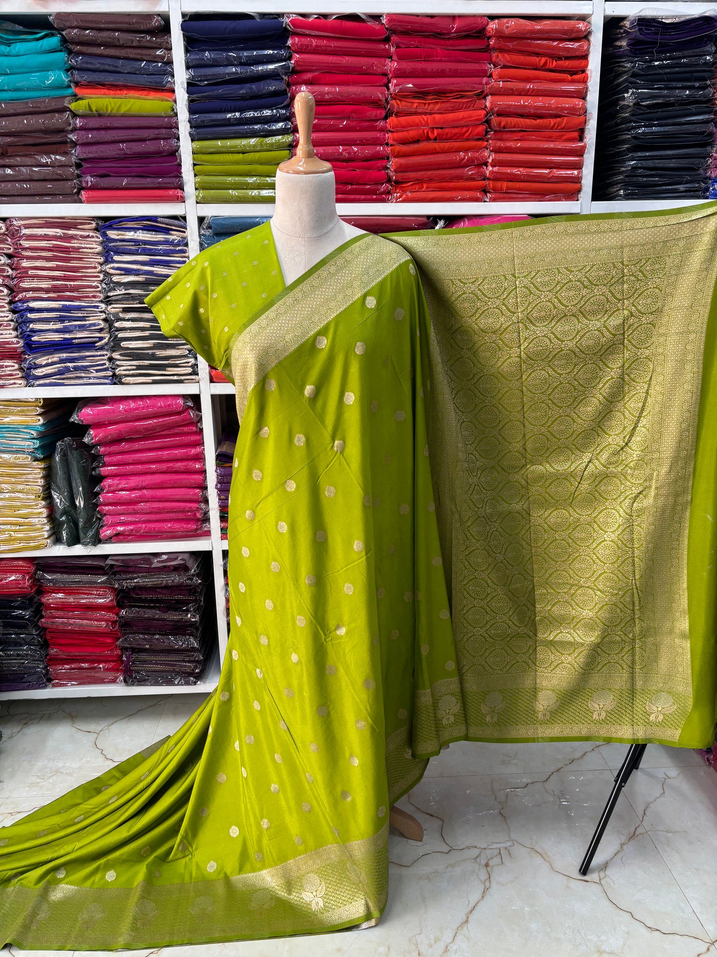 Banarasi Crepe (Floral Border and Grand Pallu)