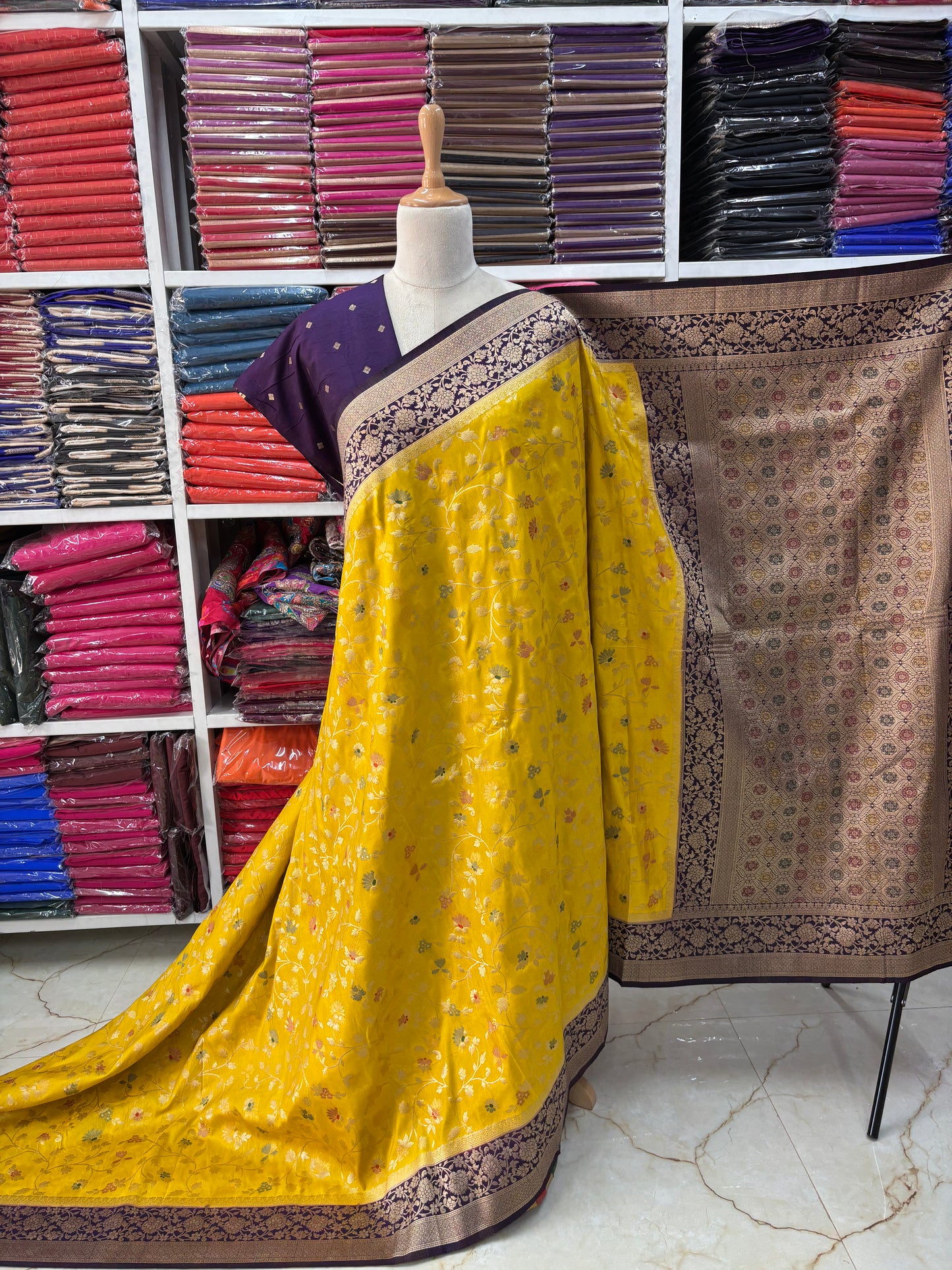 Banarasi Dola (Jal Pattern and Floral Border)