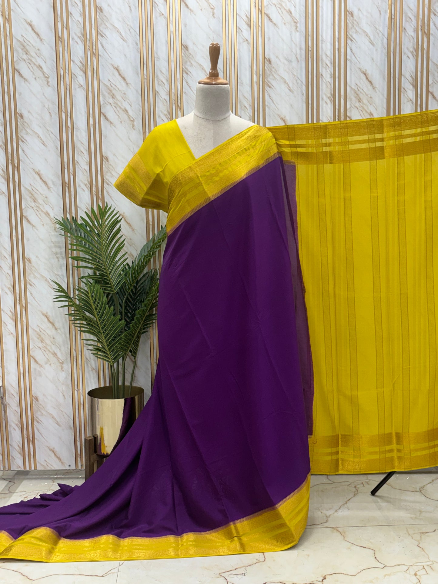 Semi Mysore Crepe (Contrast, Medium Sized Bentex Border)