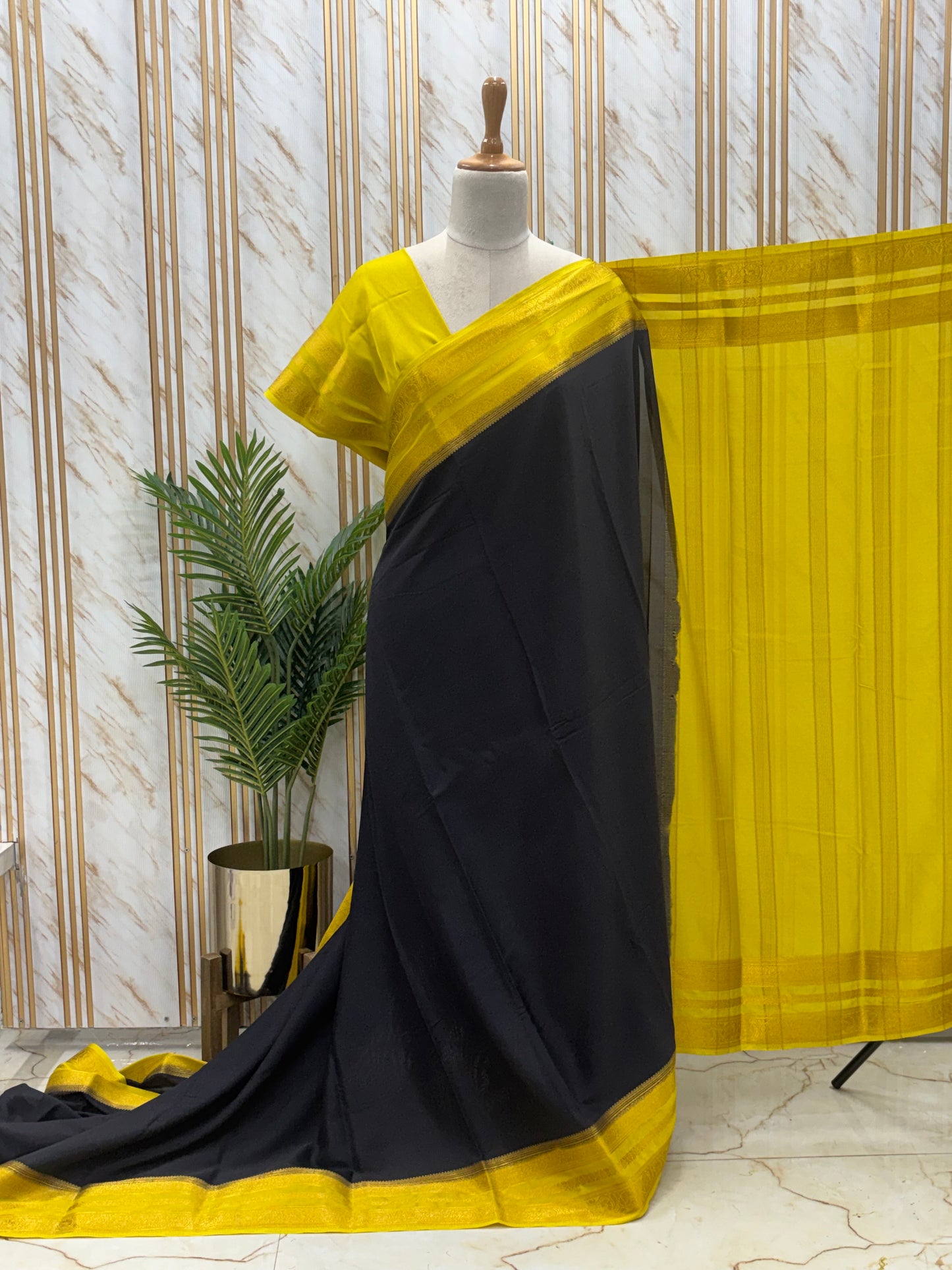 Semi Mysore Crepe (Contrast, Medium Sized Bentex Border)