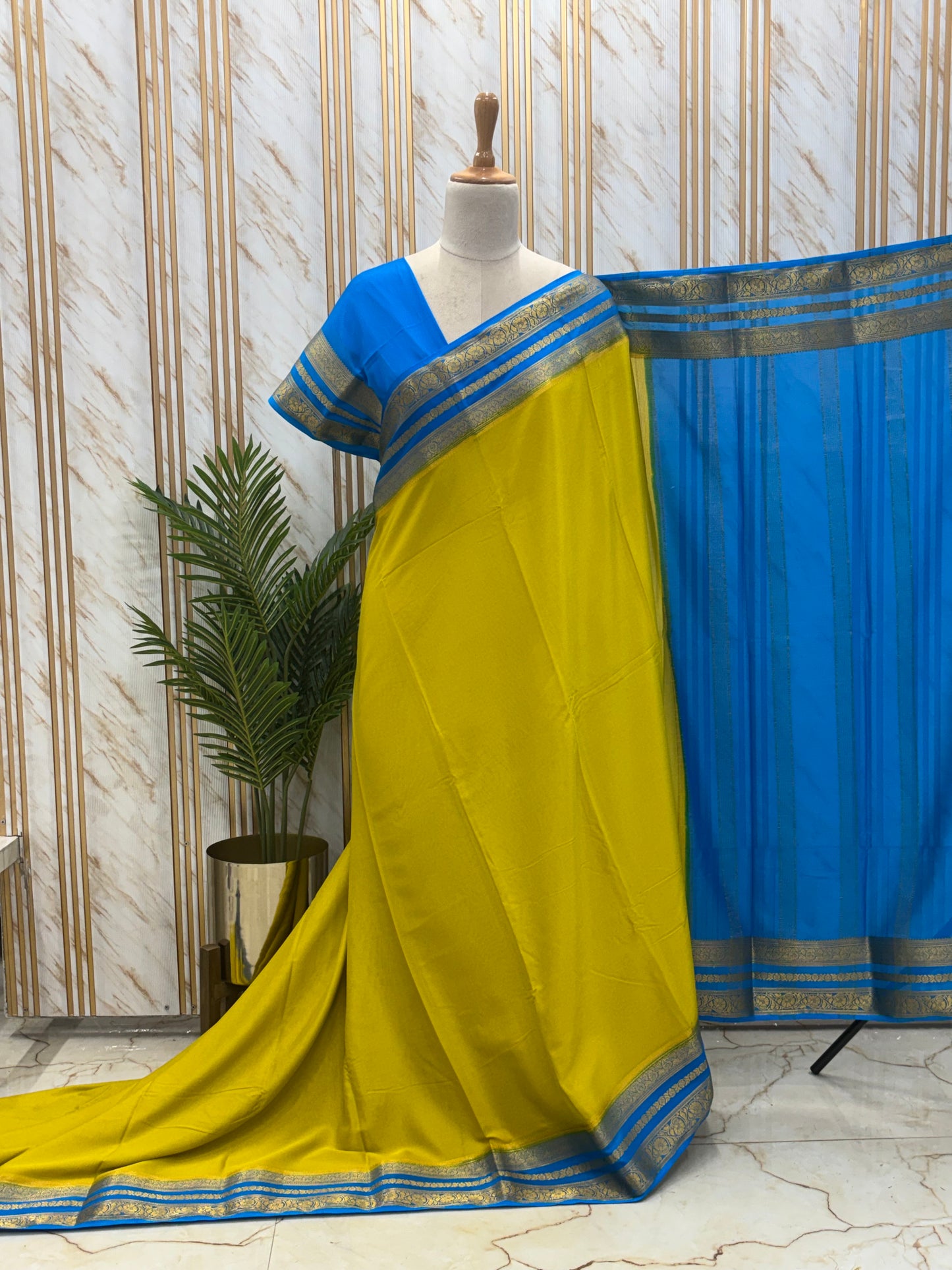 Semi Mysore Crepe (Contrast, Medium Sized Bentex Border)