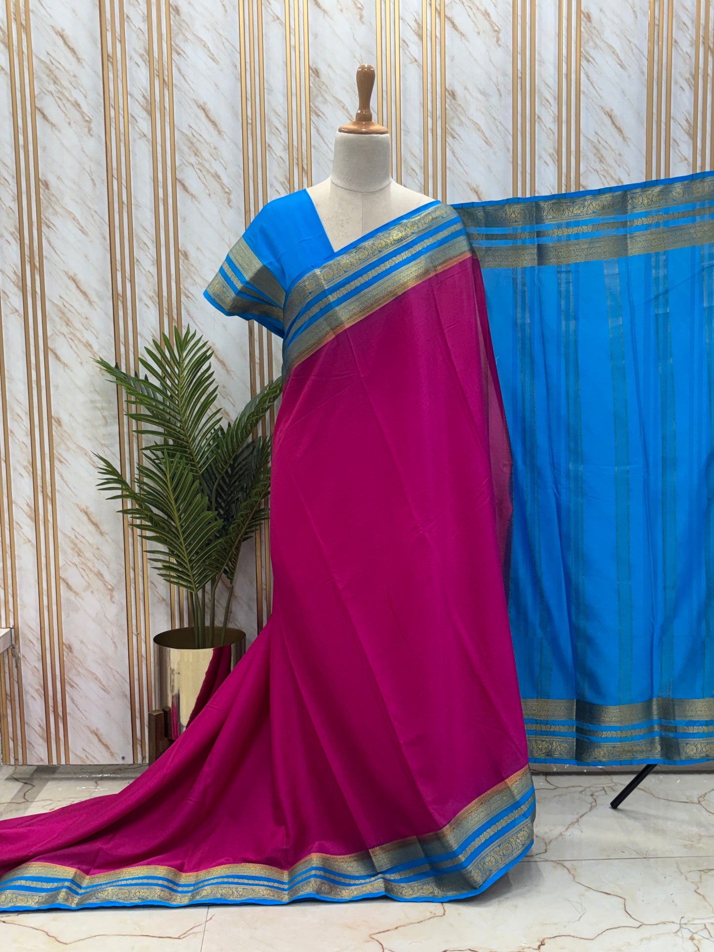 Semi Mysore Crepe (Contrast, Medium Sized Bentex Border)