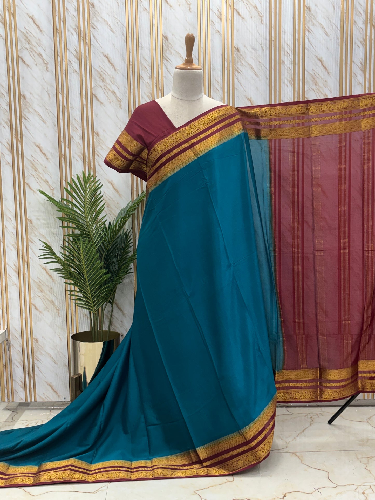 Semi Mysore Crepe (Contrast, Medium Sized Bentex Border)