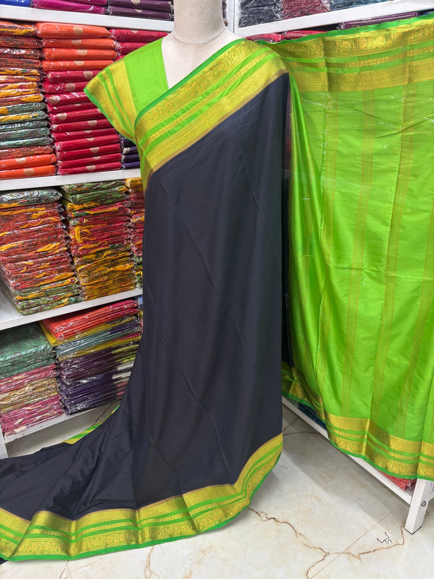 Semi Mysore Crepe (Contrast, Medium Sized Bentex Border)